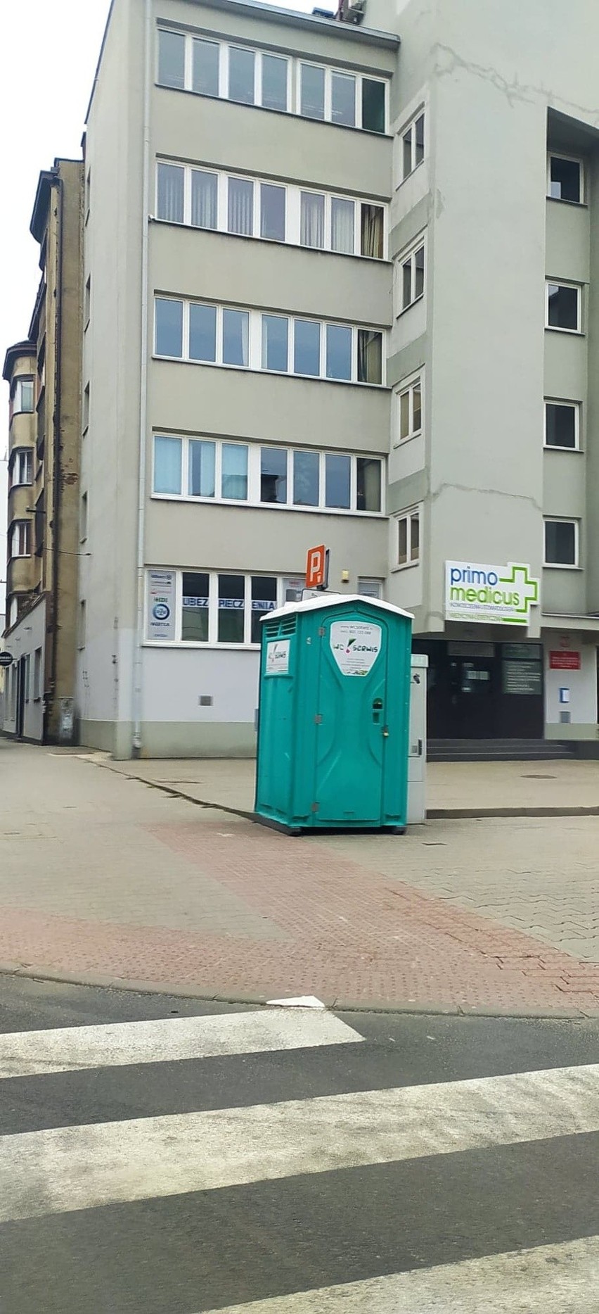Przenośne toalety rozstawione w centrum Katowic....