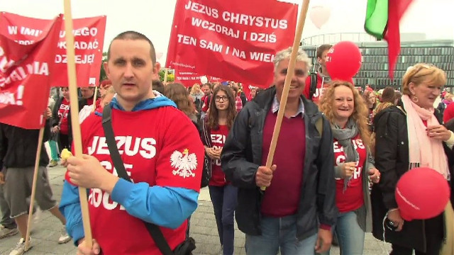 Marsz dla Jezusa przeszedł ulicami Warszawy. W pochodzie wzięło udział kilka tysięcy osób (wideo)