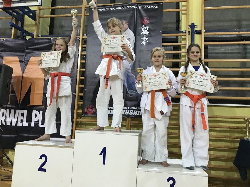 Karatecy ze Skarżyska przywieźli dziesięć medali z turnieju w Giedlarowej 
