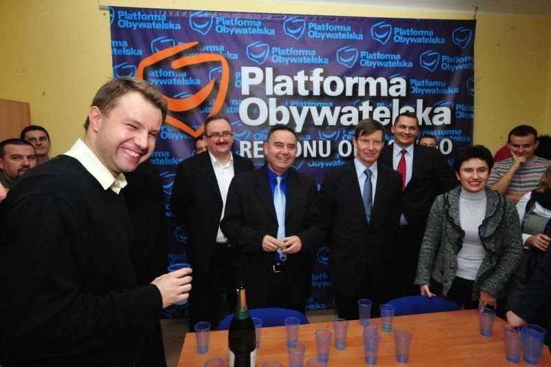 Opole: Sztab PO świetuje zwyciestwo Ryszarda...