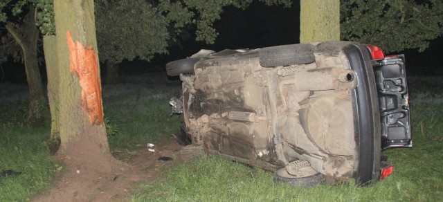 Dramatyczny powrót z dyskoteki. Audi uderzyło w drzewo 20-latek i czworo 16-latków trafiło do szpitala.