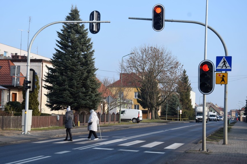 Czerwone światło dla kierowców wzbudzane jest przez pieszego...