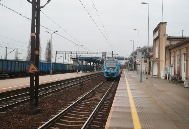 Od 25 stycznia pasażerowie jadący w kierunku Gryfina, Kostrzyna i Zielonej Góry jadą objazdem przez Szczecin Dąbie. Trasa jest dłuższa, a więc cena biletu miesięcznego jest wyższa