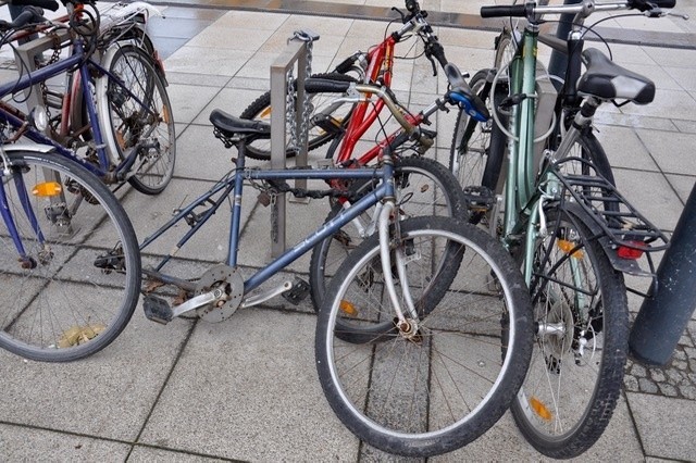 Zdezelowane rowery blokują stojaki przed PKP