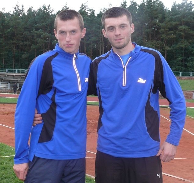 Mariusz Kondrat (z lewej) z Trójki Sandomierz był ósmy na 3000 metrów z przeszkodami. Karol Petelewicz (z prawej) zajął piętnaste miejsce na 110 metrów przez płotki.