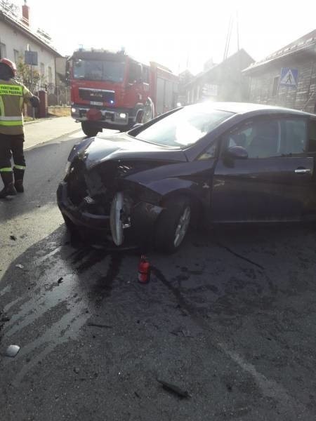 Nowy Sącz. Wypadek na ul. Radzieckiej, zderzyły się dwa samochody osobowe. Jedna osoba w szpitalu [ZDJĘCIA]