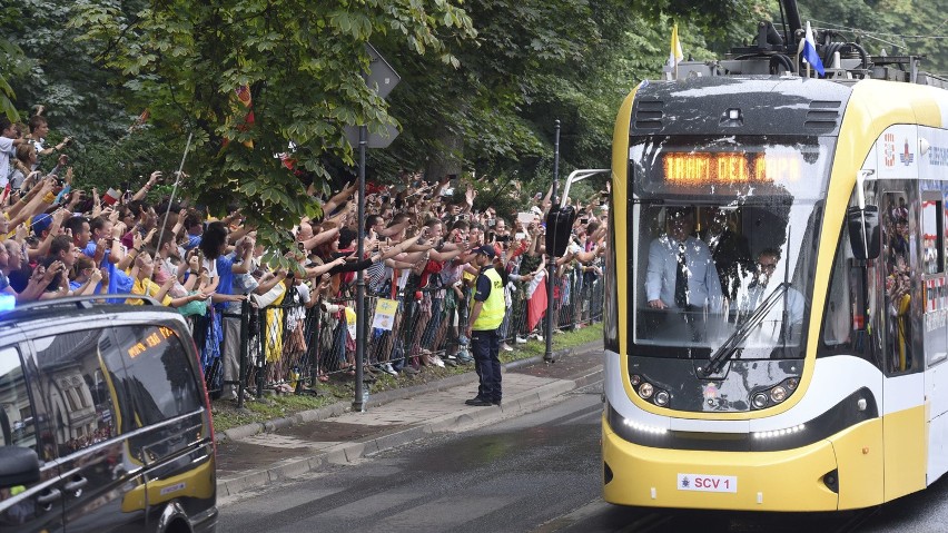 Bodajże pierwszy raz urzędujący papież jechał tramwajem....