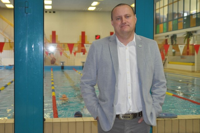 Na pływalnie zaprasza dzieci i młodzież dyrektor Andrzej Mijas