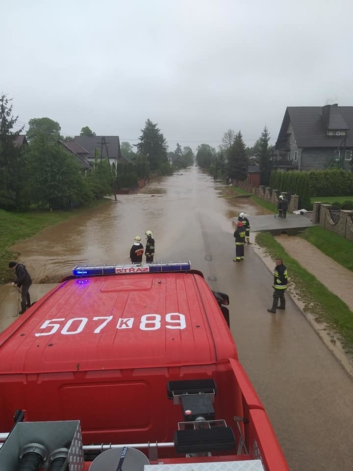 Strażakom z powiatu olkuskiego udało się opanować żywioł. Zobacz, jak walczyli z wielką wodą