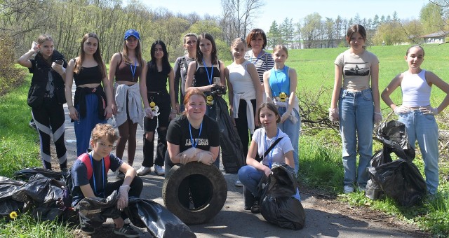 Uczestnicy akcji "Kręci nas recykling" nad Sołą w Oświęcimiu sprzątali tereny nad rzeką po obu jej brzegach