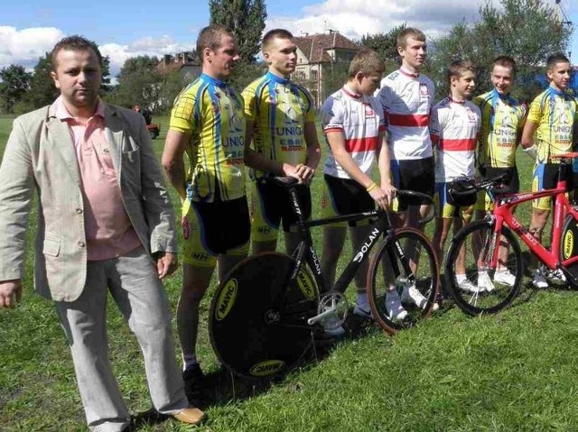 Trener juniorów Ireneusz Sieczkowski (pierwszy od lewej) dobrze przygotował grudziądzkich kolarzy do mistrzostw kraju
