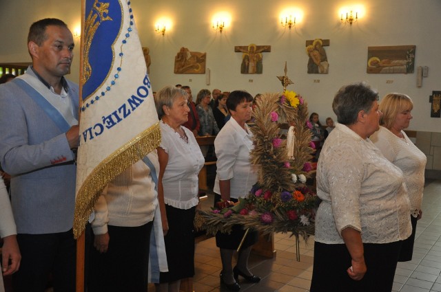 W tym roku tradycyjny wieniec dożynkowy przygotowali mieszkańcy Orońska. Zaprezentowali go podczas mszy świętej.