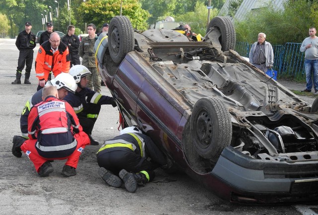 Jedna z konkurencji strażackich. Pomoc osobie poszkodowanej w wypadku.