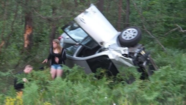 - W poniedziałek, 20 czerwca, ok. godz 20:40 na trasie Wasilków - Czarna Białostocka, tuż za Wasilkowem, na zjeździe do Studzianek i Żwirowni, dachowało auto osobowe - zaalarmował nas Krystian.Ten artykuł powstał dzięki naszemu Internaucie. Znalazłeś się w centrum wydarzeń? Pisz na online@wspolczesna.pl. Czekamy na Twoje zdjęcia i filmy.