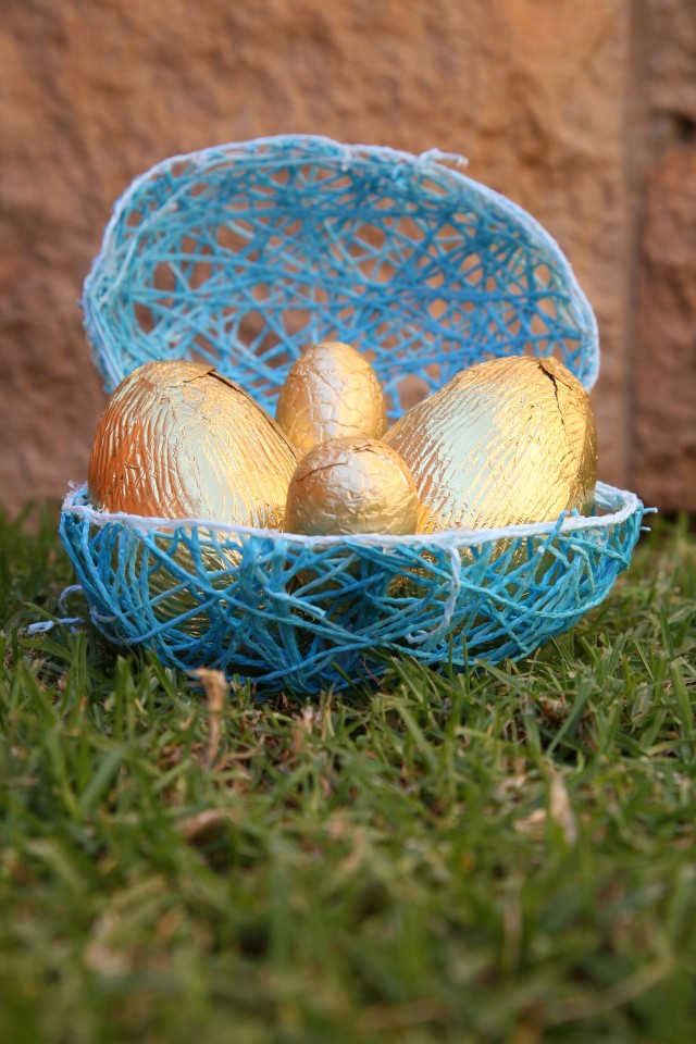 Wielkanocna dekoracjaOwiń drewniane lub czekoladowe jajka w złotko. Ułóż je w koszyczku i dekoracja gotowa.