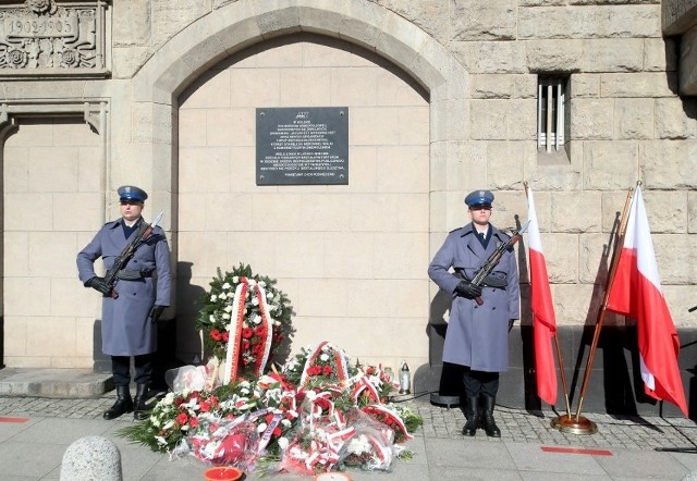 Tablicą przy Komendzie Wojewódzkiej Policji w Szczecinie upamiętniającą żołnierzy podziemia niepodległościowego, przetrzymywanych i torturowanych w budynku WUBP/WUdsBP w latach 1945–1956