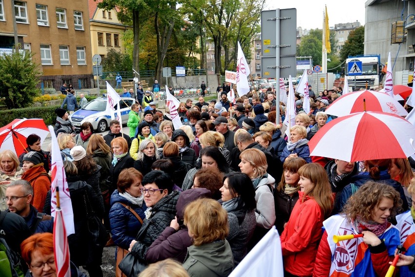 Pikieta przeciwko likwidacji gimnazjów. Kilkaset osób przed Urzędem Wojewódzkim (ZDJĘCIA, WIDEO)