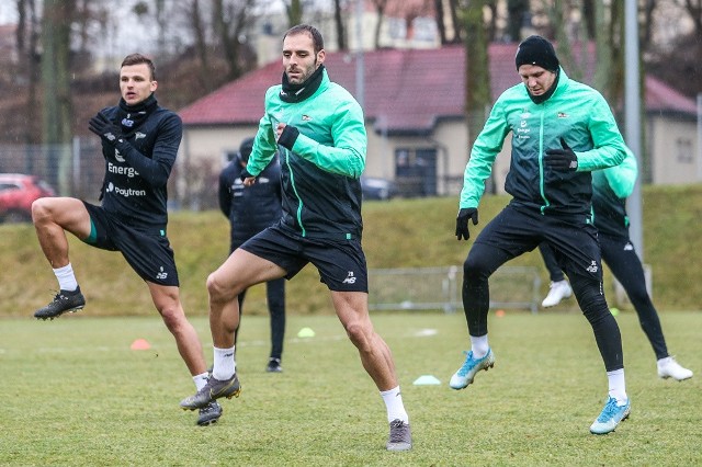 Piłkarze Lechii Gdańsk podczas treningu 10 stycznia 2020 roku na boisku przy ul. Traugutta