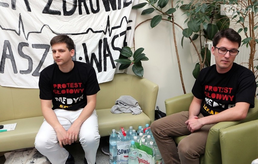 Siedmiu lekarzy w Szczecinie zaczęło protest głodowy
