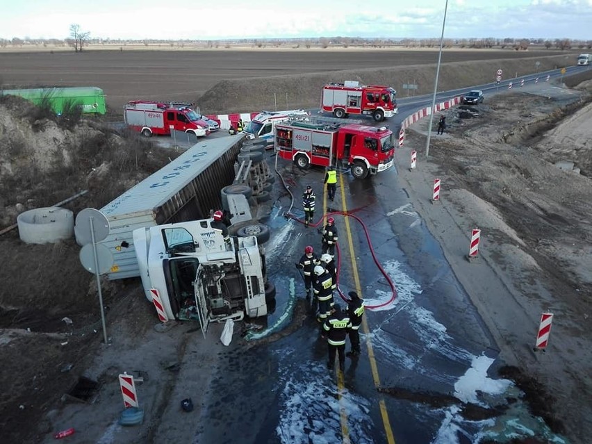 Wypadek pojazdu ciężarowego przewożącego kontener morski na drodze objazdowej S7 w miejscowości Kmiecin