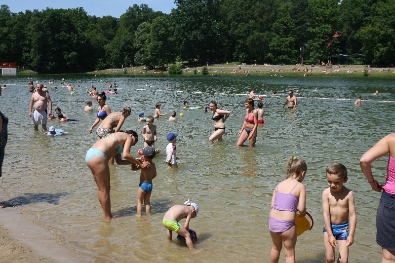 Upał w Łodzi: Tłumy plażowiczów w Arturówku