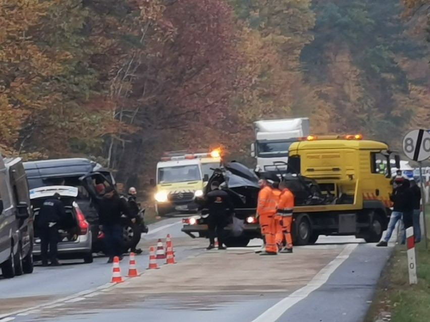Kierowca BMW zginął w wypadku w Stykowie koło Głogowa Małopolskiego. Jego auto zderzyło się z dwoma busami