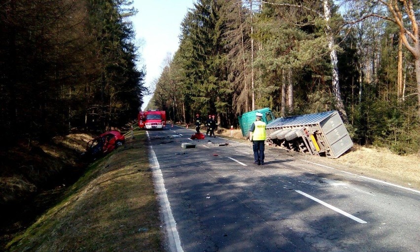 Wypadek w Kaletach: Samochód osobowy zderzył się czołowo z...