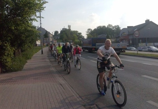 Łomżyńscy rowerzyści ulicą Zjazd poruszają się tylko i wyłącznie asfaltem. Mówią, że to niebezpieczne, ale innego wyjścia nie mają.