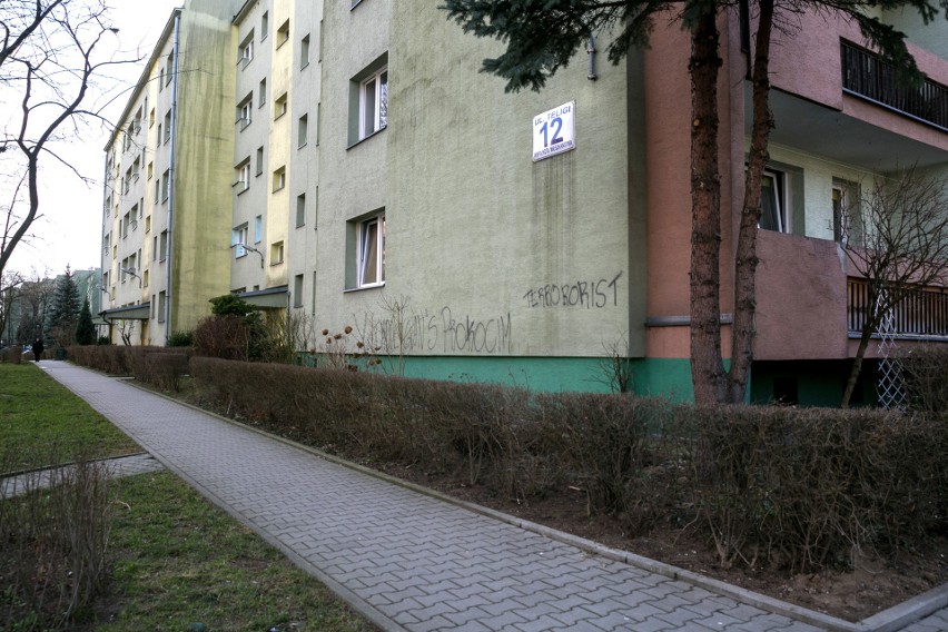 Kraków. Brutalny atak kilku pseudokibiców na ulicy Teligi. Zaatakowany w Prokocimiu 18-latek zmarł