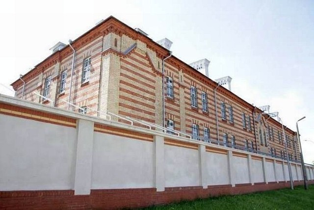 Czterej obywatele Gruzji uciekli w nocy ze Strzeżonego Ośrodka dla Cudzoziemców w Białymstoku. Przepiłowali kraty w toalecie.