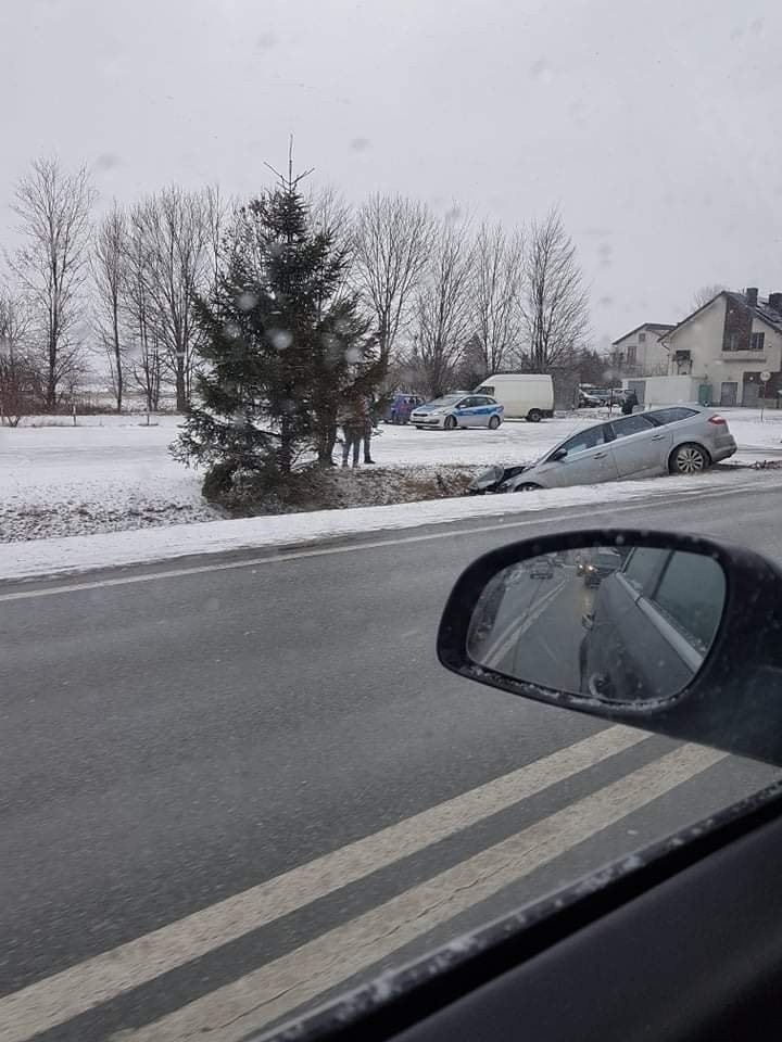 Wypadek w Tęgoborzy, na drogach ciężkie warunki