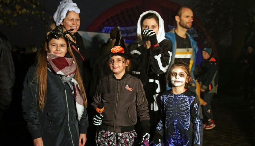 Góra Zamkowa w Grudziądzu stała się miejscem zabaw halloweenowych przebierańców. Zobacz zdjęcia