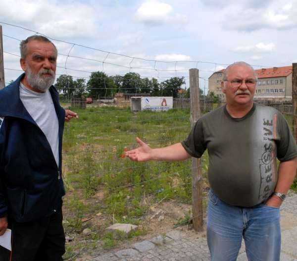 - To wstyd, żeby w środku tak bogatego miasta było wielkie wysypisko śmieci i gruzowisko - denerwują się Władysław Telej (od lewej) i Jerzy Michalak