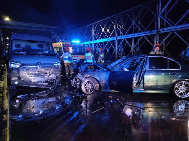 Na moście tymczasowym doszło do czołowego zderzenia BMW z samochodem dostawczym marki renault.