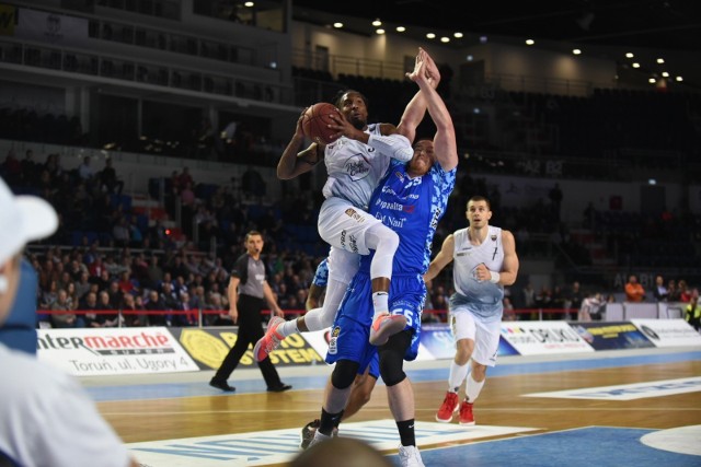 Polski Cukier Toruń pokonał Polpharmę Starogard Gdański 96:87 (20:25, 30:19, 25:28, 21:15). W bieżącym sezonie nasz zespół jest jak na razie niepokonany jeśli weźmiemy pod uwagę spotkania grane we własnej hali. W czwartkowy wieczór łatwo nie było, ale w końcówce Twarde Pierniki przechyliły szalę zwycięstwa na swoją korzyść.Polski Cukier: Mbodj 23, Umeh 17 (3), Cel 15 (2), Gruszecki 9 (1), Lowery 9 (1) oraz Śnieg 12, Sulima 8, Diduszko 3Polpharma: Bibbins 22 (2), Bussey 17 (1), Kemp 12, Młynarski 6, Gołębiowski 5 (1) oraz Struski 7 (1), Hicks 6 (1), Dzierżak 6 (2), Prahl 4, Brenk 2