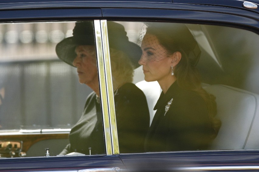 Królowa małżonka Camilla i księżna Kate podczas procesji z...