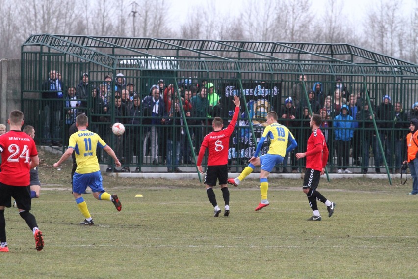 Trzecia liga. Ciekawy mecz w Daleszycach. Spartakus przegrał z Hutnikiem Kraków 0:1 [DUŻO ZDJĘĆ, WIDEO]