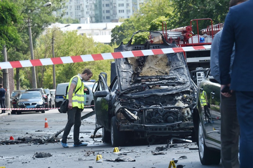 Wrak samochodu, który eksplodował w Kijowie