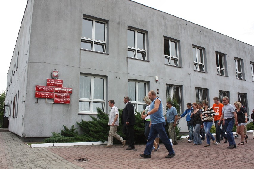 Protest rodziców uczniów ze szkoły w Łazach. Okupowali budynek starostwa [ZDJĘCIA]