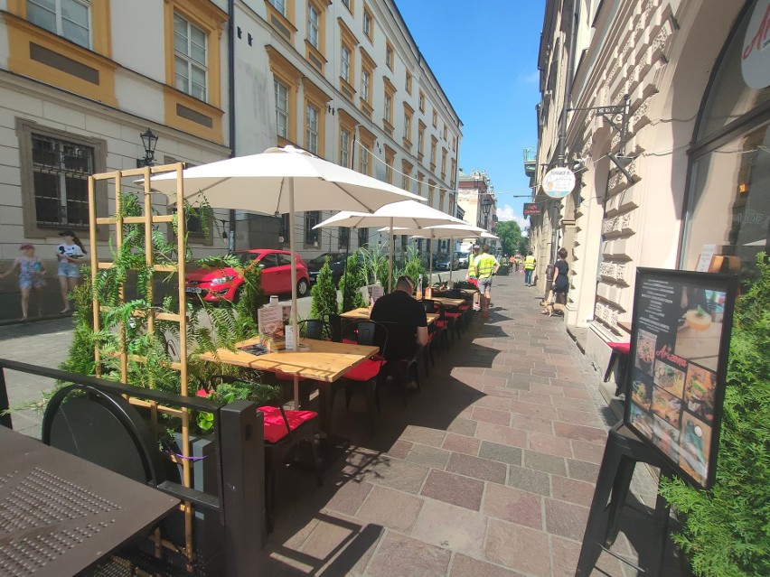 Echo pandemii szeroko odbija się na krakowskich restauratorach. Zmieniają się zachowania klientów, a restauratorzy szukają rozwiązań