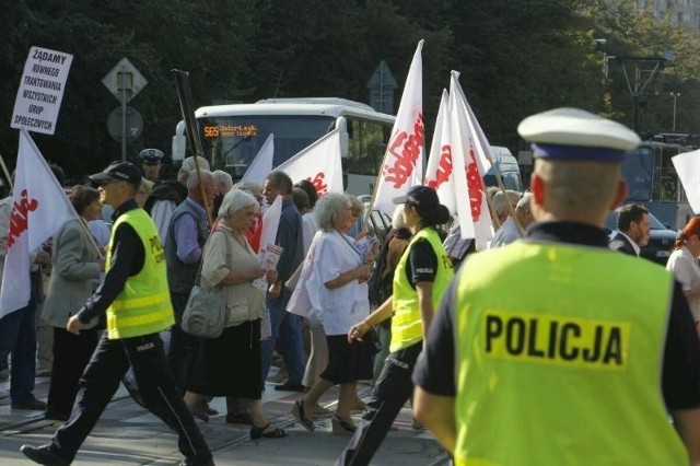 Protest emerytów na ul. Curie-Skłodowskiej