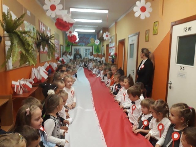Uroczyste obchody jubileuszu odzyskania przez Polskę niepodległości w Przedszkolu nr 13 - Leśnie skrzaty