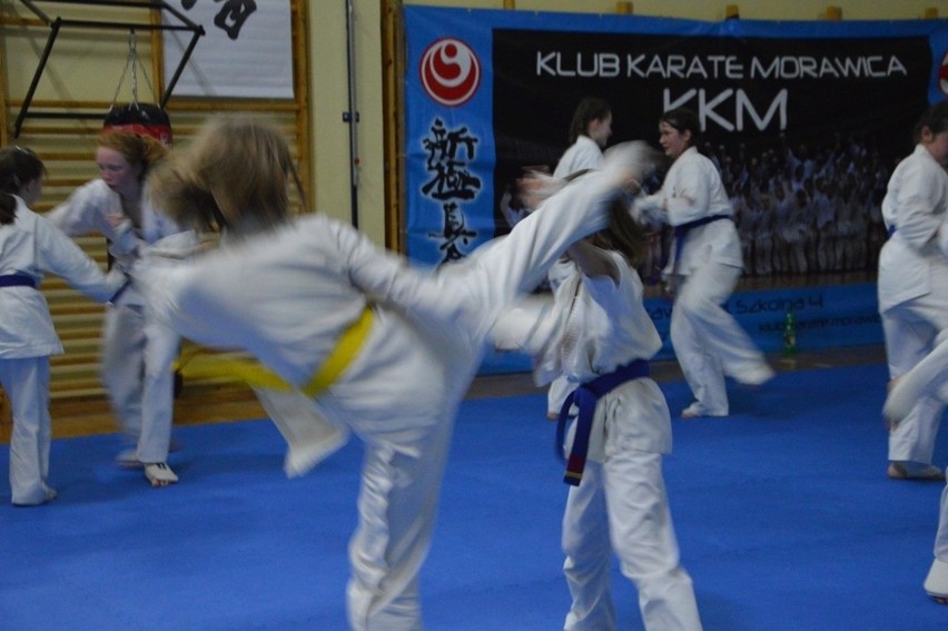 Udany egzamin na stopnie kyu w karate w Woli Morawickiej. Zdawali karatecy od 6 do...71 lat  [ZDJĘCIA]