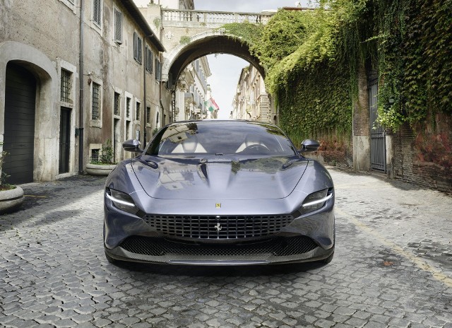 Stylistycznie Ferrari Roma charakteryzuje się liniami auta z nadwoziem coupe. Jego harmonijne proporcje są w dużej mierze zgodne z tradycją Grand Touring. Fot. Ferrari