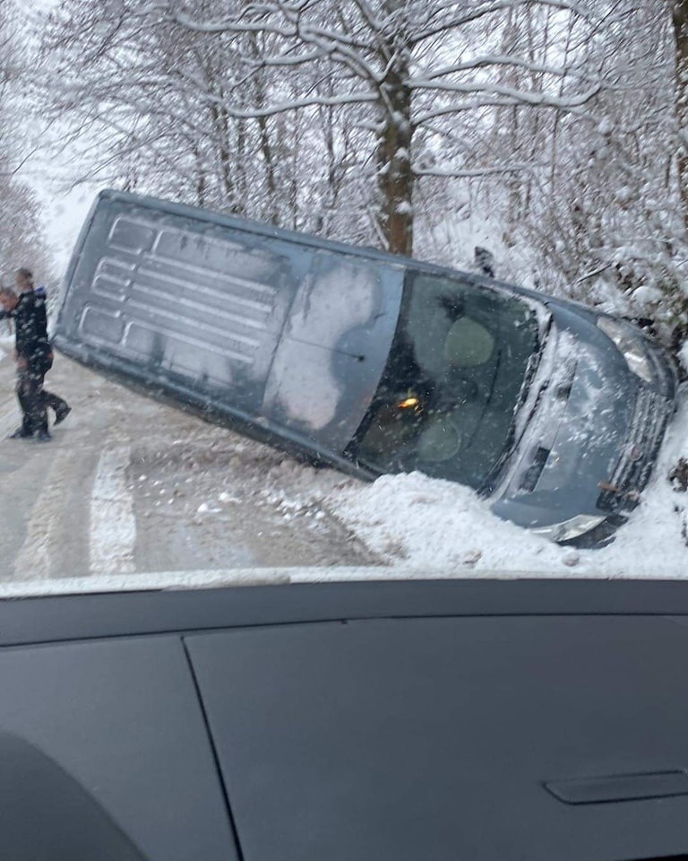 W powiecie krakowskim niebezpiecznie na śliskich, zasypanych...