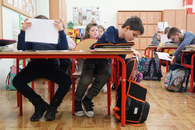 Ze zmianami w systemie oświaty nie zgadzają się przedstawiciele ZNP. Teraz konieczne jest, aby zająć się skutkami nauki zdalnej - mówią.Rząd planuje zmiany programowe i organizacyjne w systemie oświatowym m.in. zwiększenie uprawnień kuratora oświaty czy wdrożenie edukacji włączającej. Wielkopolscy posłowie z Nowej Lewicy zwołali w związku z tym konferencję, na którą zaprosili przedstawicieli Związku Nauczycielstwa Polskiego.