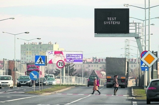 Tablice, które miały działać w sierpniu są ciągle nieaktywne. Kierowcy śmieją się, że trwa najdłuższy test systemu w kraju. Kiedy się zakończy? Nie wiadomo.