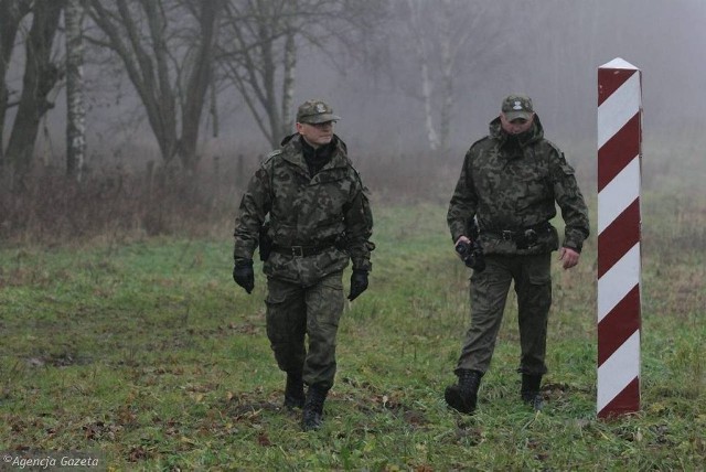 W okolicach Budomierza patrol straż granicznej zatrzymał trzech nielegalnych imigrantów, Algierczyków.