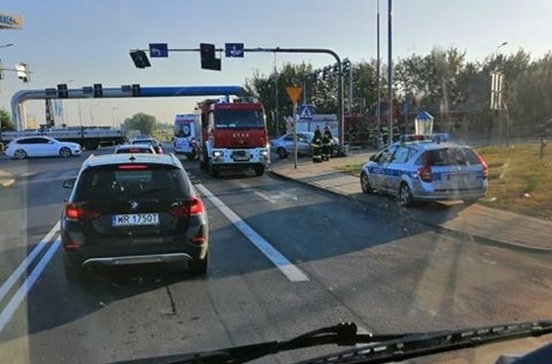 Kierujący mercedesa uderzył w sygnalizator i w bariery...