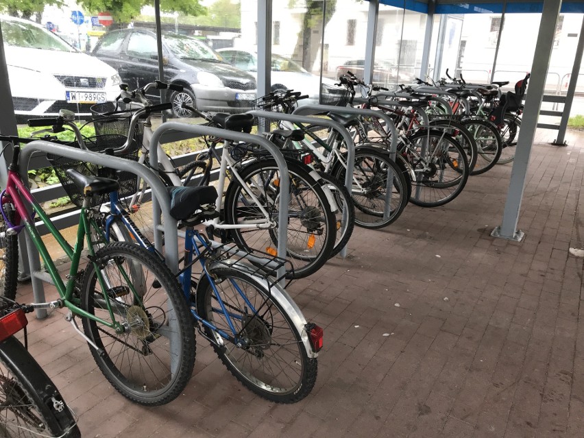 Zaniedbany parking dla rowerów przed dworcem PKP w Słupsku